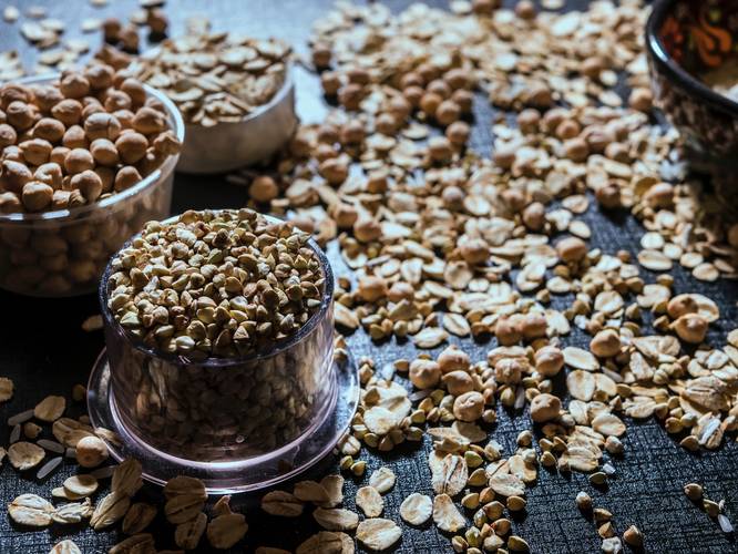 Devido às suas grandes quantidades de fibras, antioxidantes e vitaminas, a aveia é um ótimo alimento para inserir na dieta. (Pexels/Reprodução)