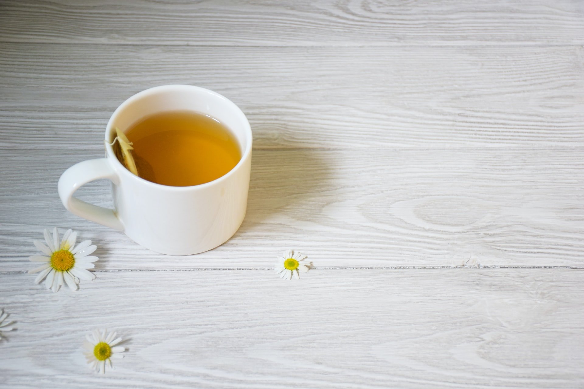 O chá de camomila pode ter seus benefícios para a azia ampliados com a adição de outros elementos, como o gengibre. (Unsplash/Reprodução)