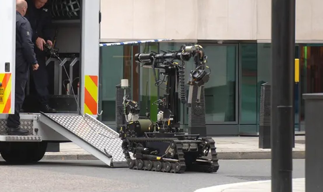 Imagem de um robô usado para desarmar bombas; inclusive, esses robôs já são utilizados pela polícia em diferentes regiões dos EUA (Reprodução/The Guardian)