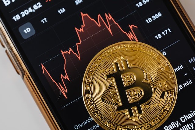 A queda nos preços do bitcoin influencia diretamente a mineração da criptomoeda.