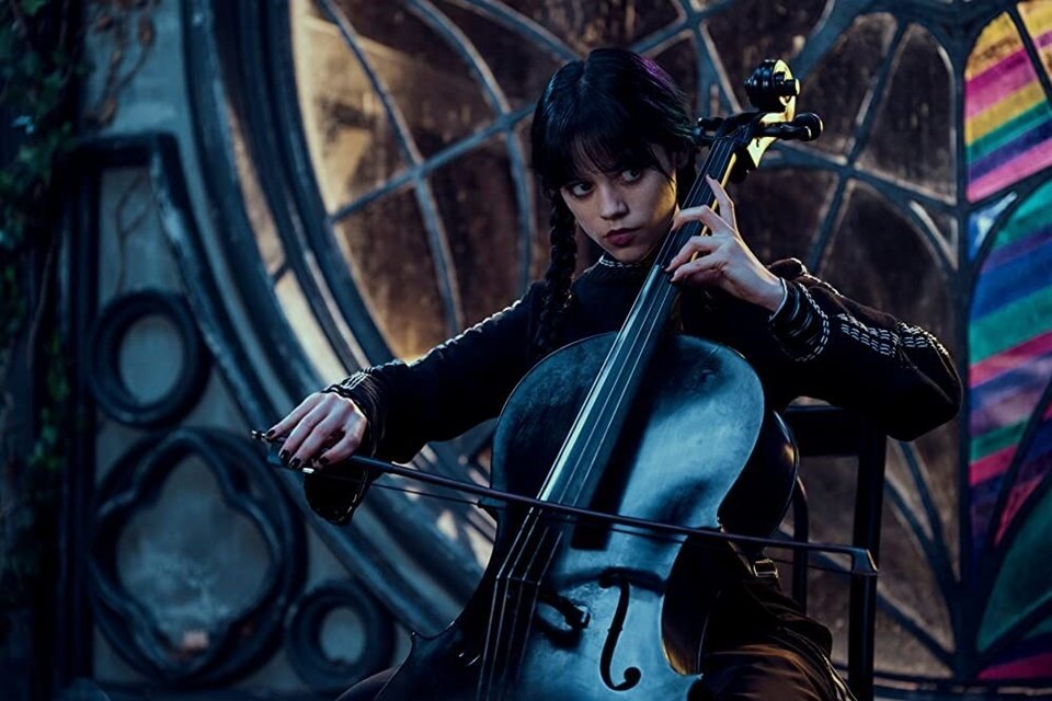 um dos hobbies de Wandinha é tocar música clássica em seu violoncelo. Algo que ela faz muito bem!