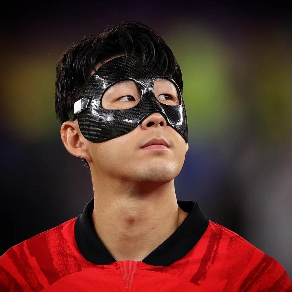 O jogador Son HeungMin, da Coreia do Sul, precisou usar uma máscara protetora durante a Copa do Mundo 2022