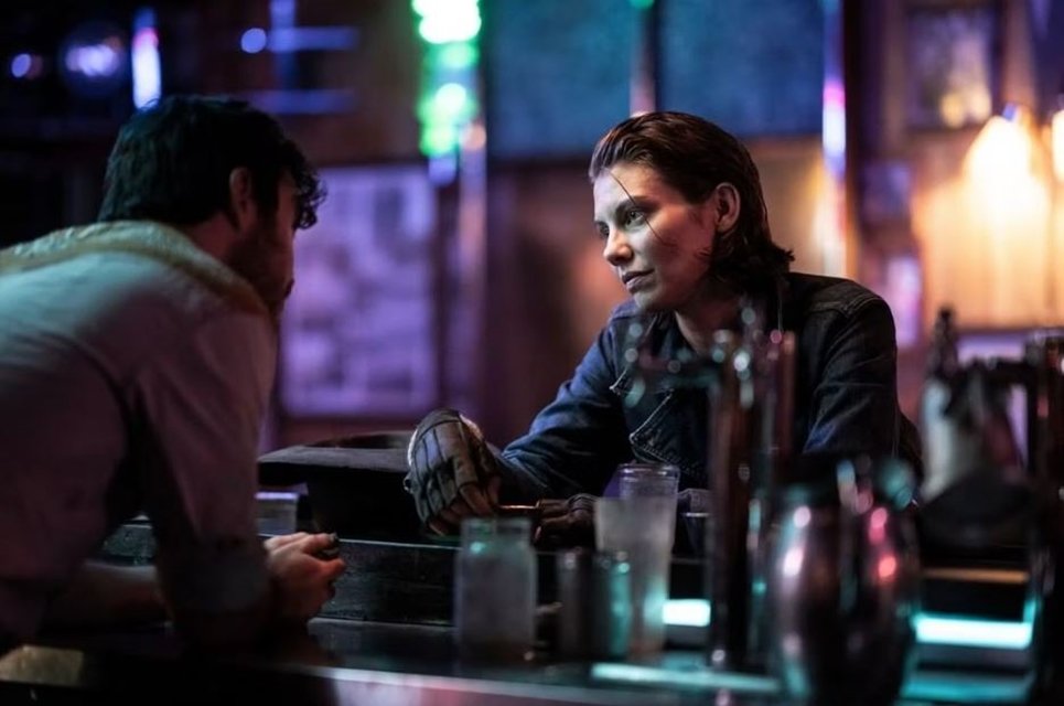 Um personagem misterioso conversa com Maggie, que tentará a sorte em Nova York em Dead City.