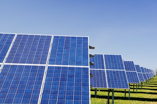 A energia ofertada pode ser solar, eólica ou de outras fontes.
