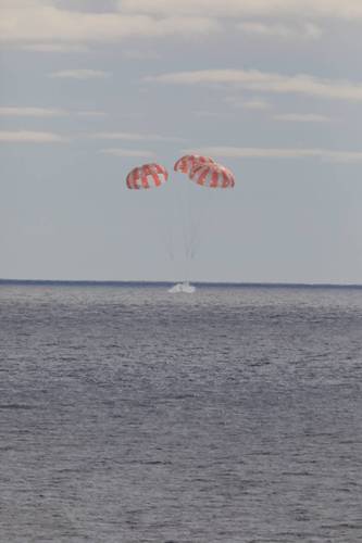 A cápsula Orion pousou no Oceano Pacífico após sua histórica viagem ao redor da Lua