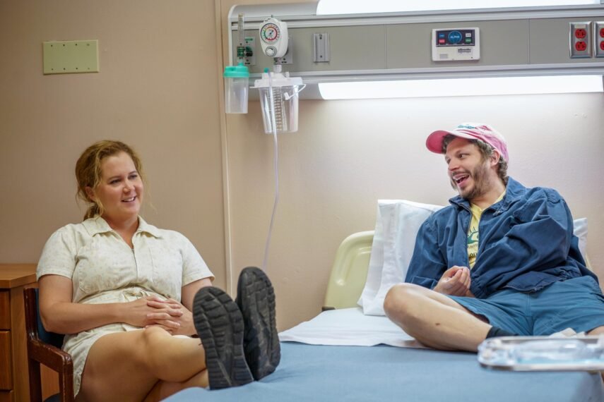 Amy Schumer e Michael Cera em cena de Life & Beth