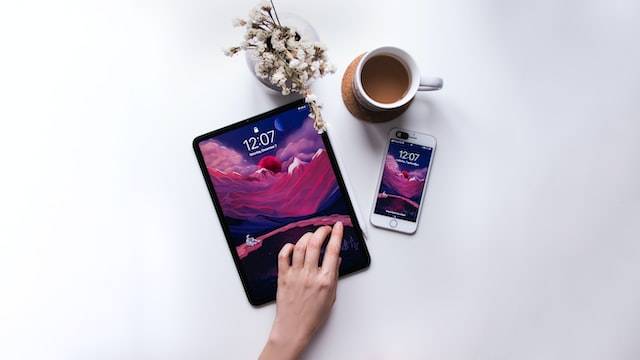 A atualização com a correção da vulnerabilidade precisa ser feita em diversos modelos de iPads e iPhones.