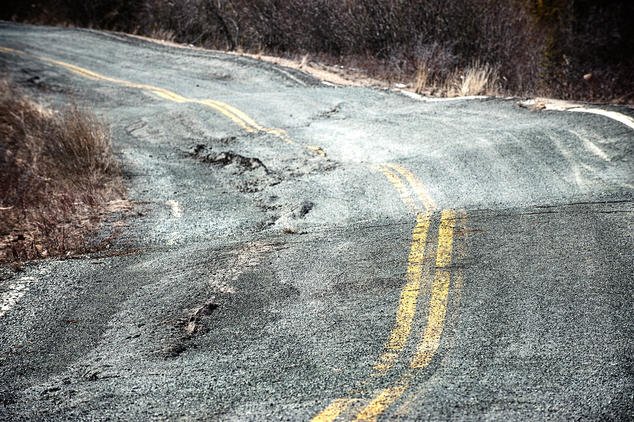 O degelo do permafrost ameaça a integridade de construções, como estradas