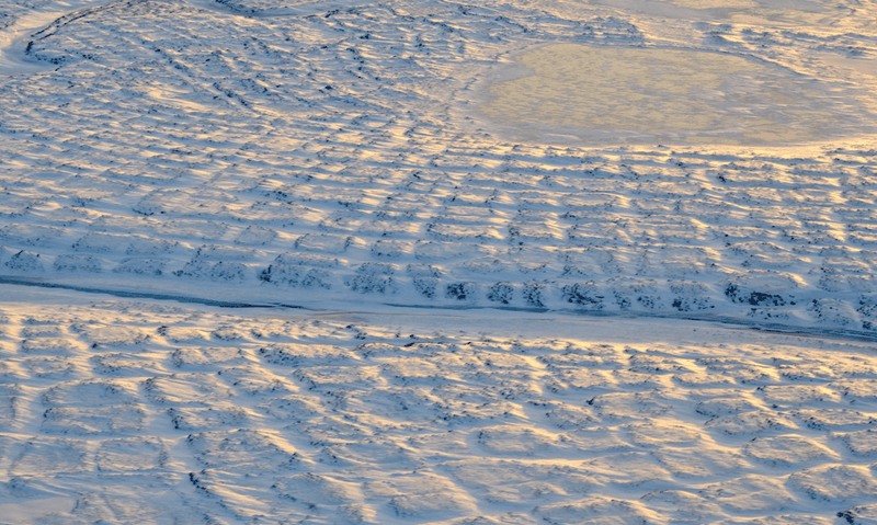 O permafrost cobre grande áreas da Terra. As formas poligonais na neve, vistas em partes do Alasca, é um sinal que a camada de gelo está derretendo