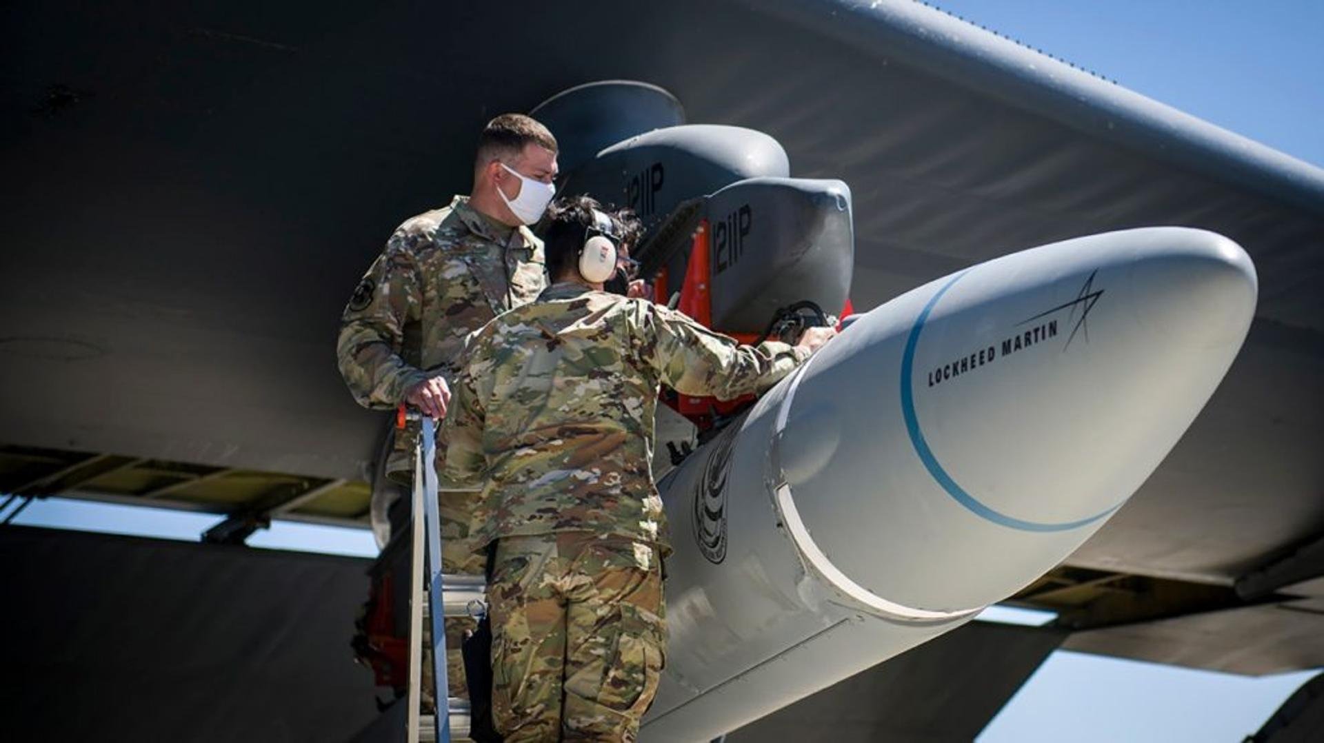 AGM-183A sendo colocado sob a asa do avião B-52. (Fonte: Força Aérea dos EUA/Divulgação.)