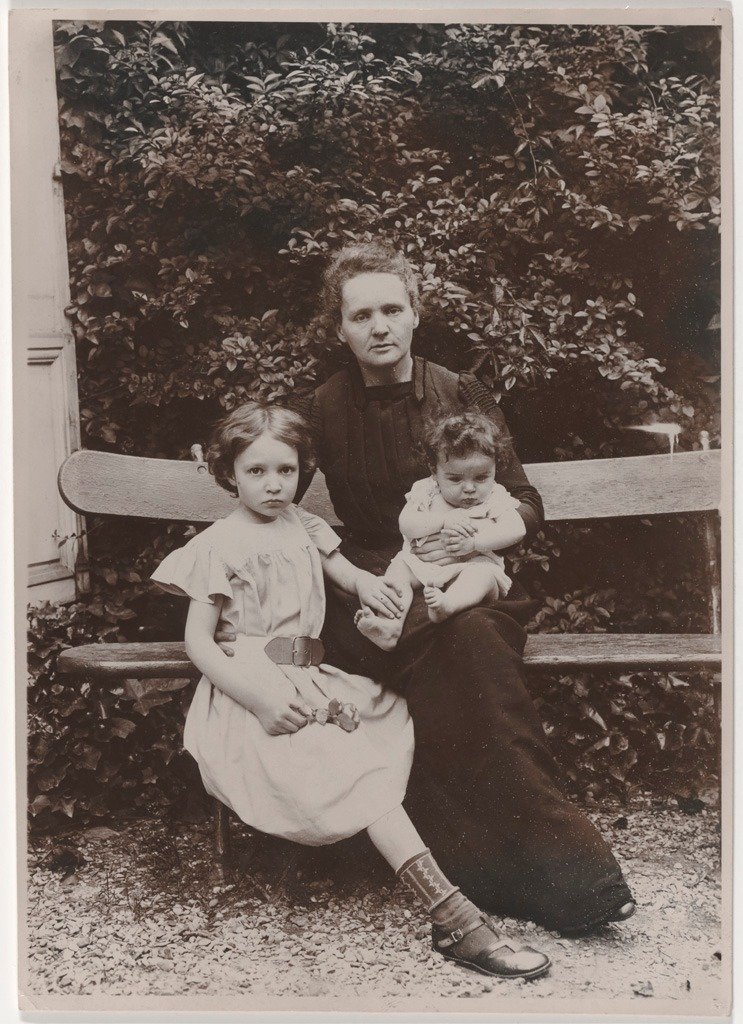 Marie e suas filhas Irene (à esquerda) e Eva (colo).