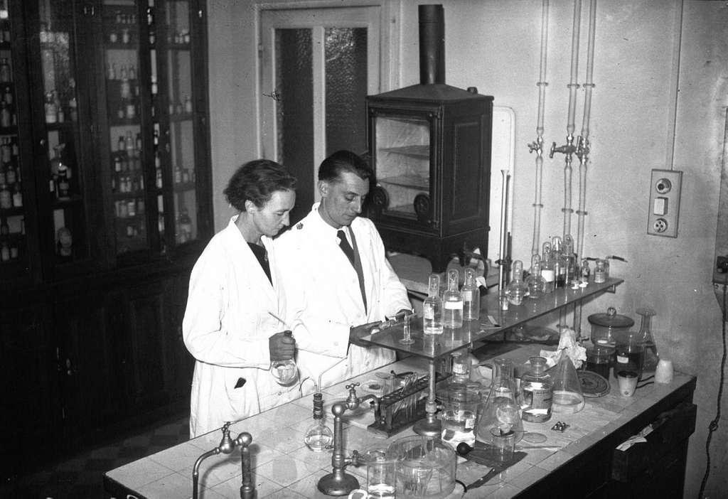 Irene e Frederic em seu laboratório.