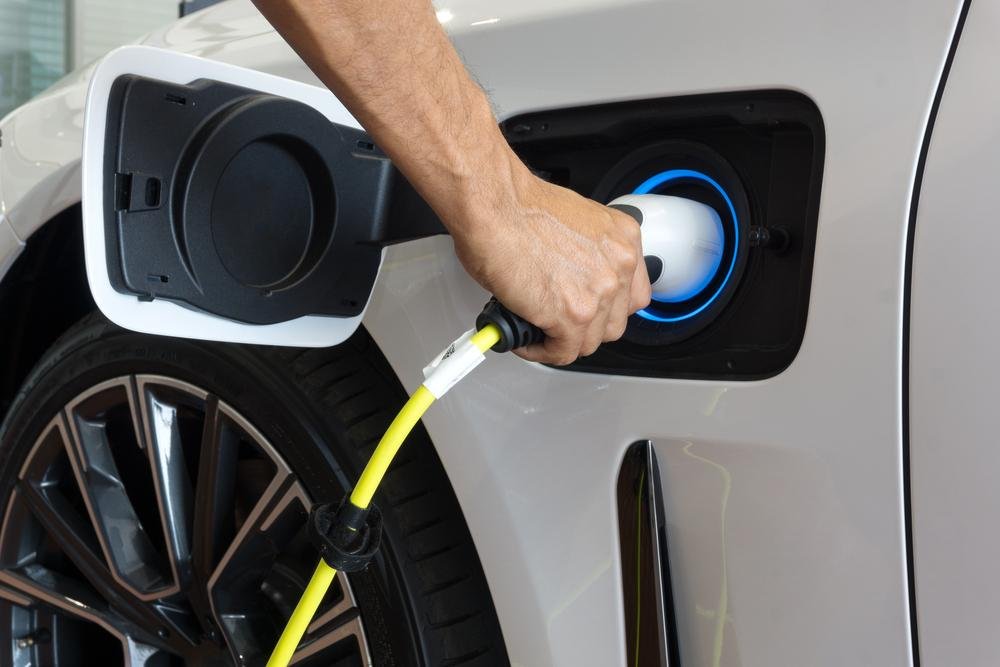 O preço da gasolina pode ser um dos grandes motivos para a escolha por um carro elétrico.