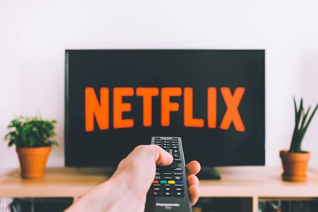 O plano Básico com anúncios tem limitações, podendo ser usado em apenas uma tela e com downloads indisponíveis.