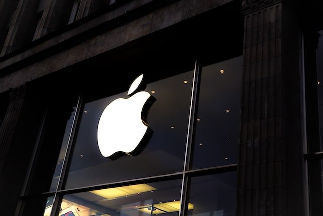 A Apple é acusada de cooperar com os governos autoritários dos dois países.