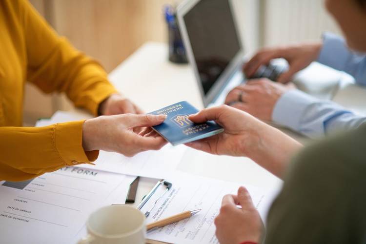 É importante tirar o passaporte com antecedência para não ter risco de perder a viagem.