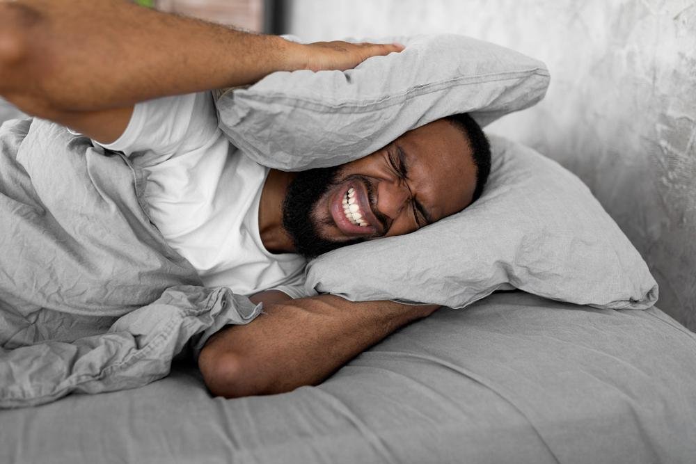 Na hora de dormir, o zumbido no ouvido pode ser um grande obstáculo (Fonte: Shutterstock)