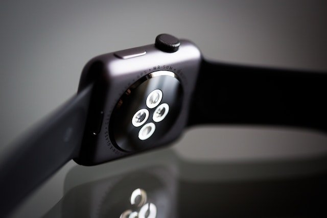O sensor do oxímetro do Apple Watch não funciona corretamente em pessoas de pele escura.