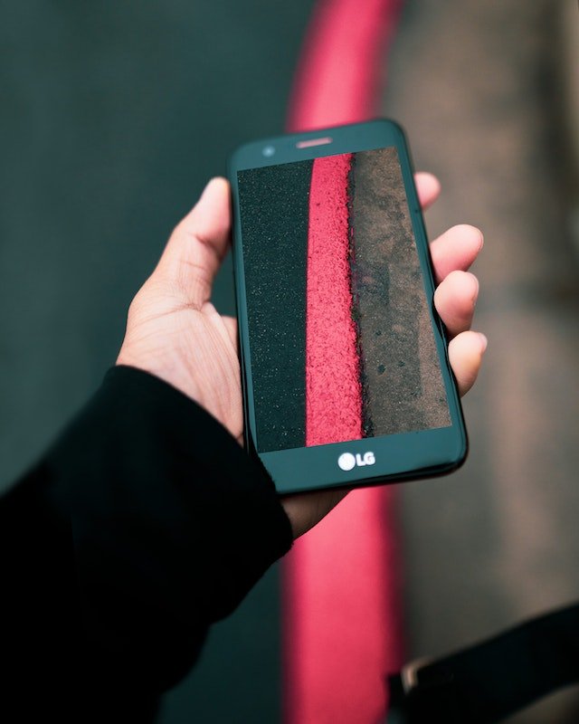 A LG não fabrica mais smartphones, mas segue fornecendo partes para os aparelhos de outras marcas.