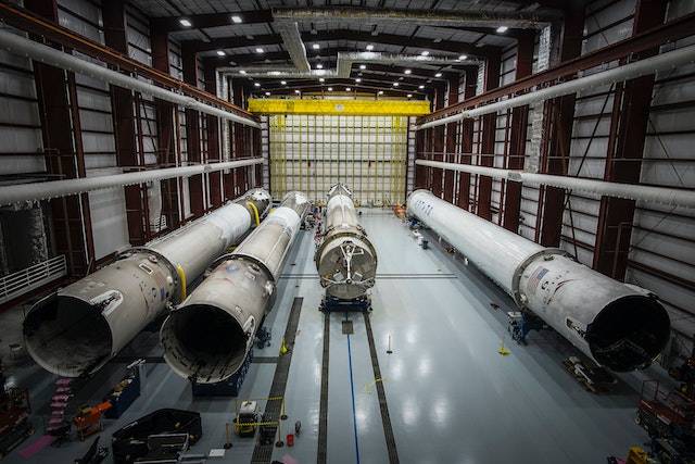A SpaceX, além do serviço de internet via satélite Starlink, fabrica foguetes reutilizáveis.