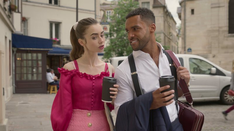 Lucien Laviscount em uma cena de Emily em Paris. (Netflix/Reprodução)