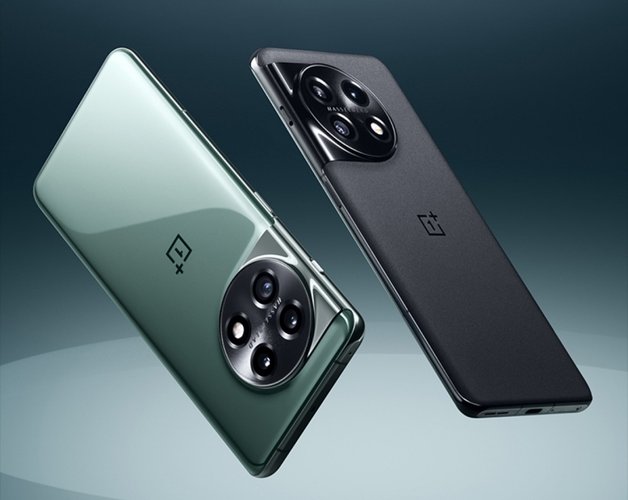 O OnePlus 11 tem versões na cor preto fosco e verde com acabamento em cerâmica.