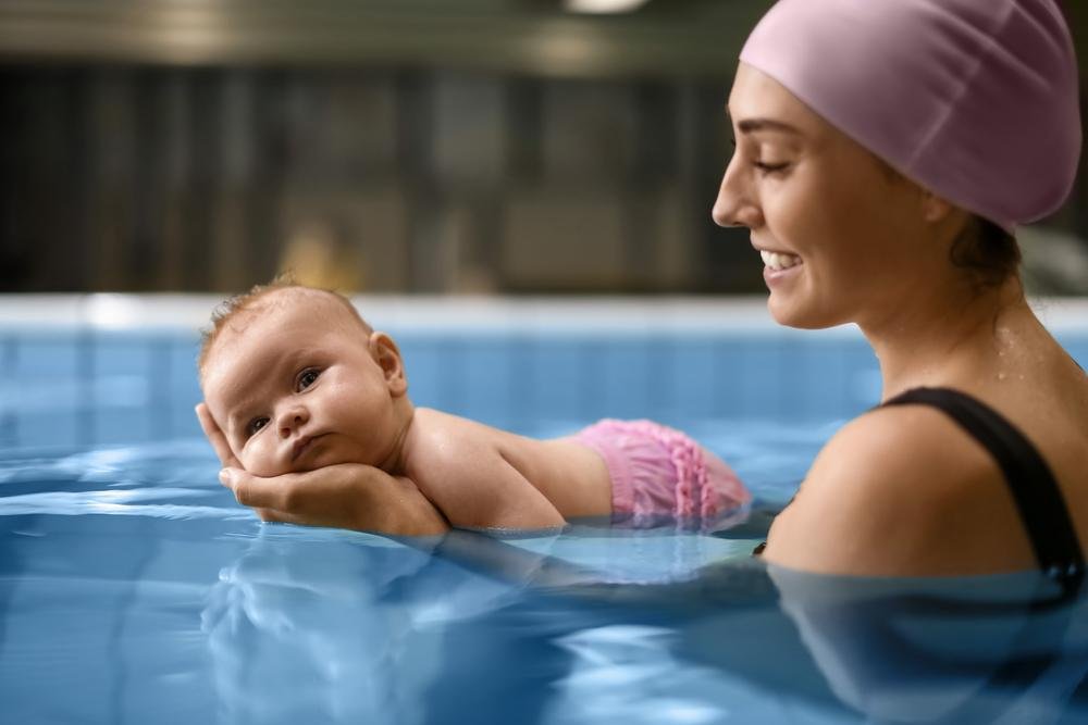 Tem se tornado comum a iniciação de bebês para a prática da natação.