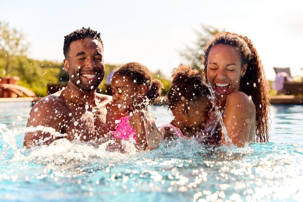 A prática do exercício também pode promover maior vínculo familiar, como em programas de natação de pais e filhos.