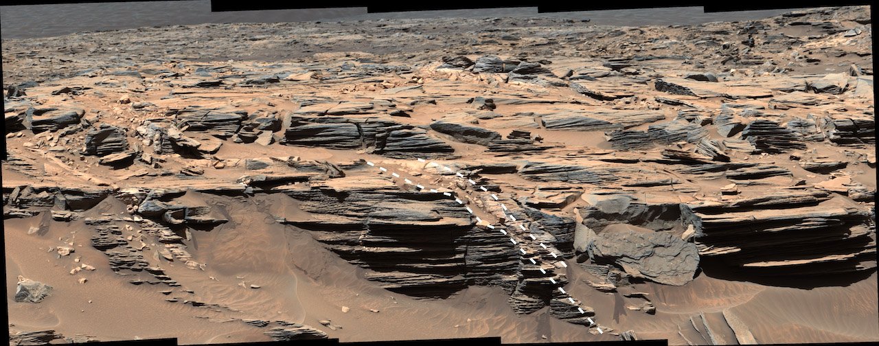 Rochas em tons claros em volta das auréolas de fratura em Marte. (Fonte: Malin Space Science Systems/NASA/JPL-Caltech/Reprodução.)