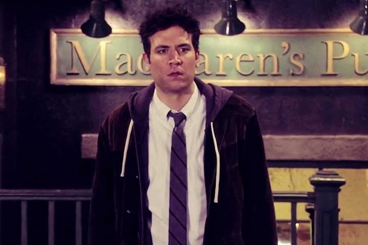 Josh Radnor viveu o romântico Ted Mosby em How I Met Your Mother, papel pelo qual é lembrado até hoje.