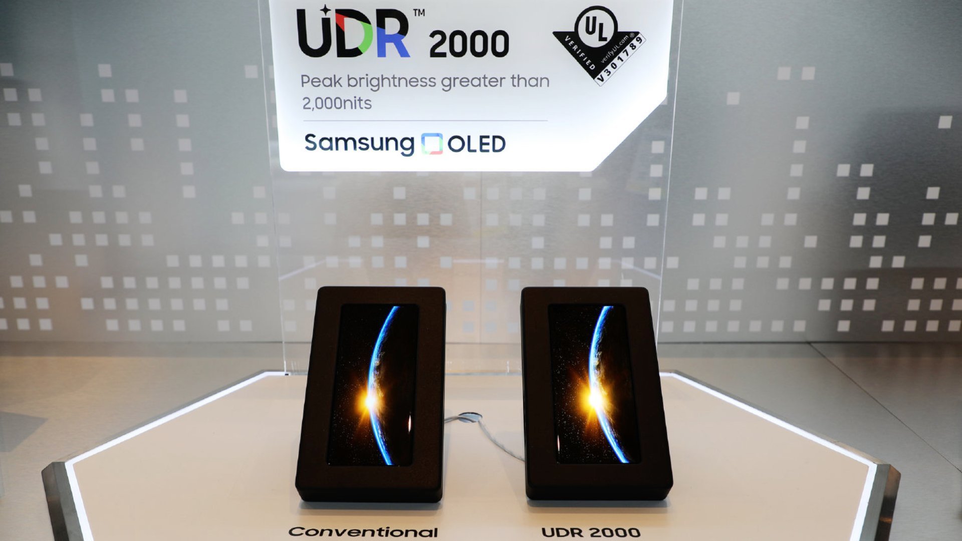 Tela OLED UDR 2000 ao lado de um display OLED “convencional”.