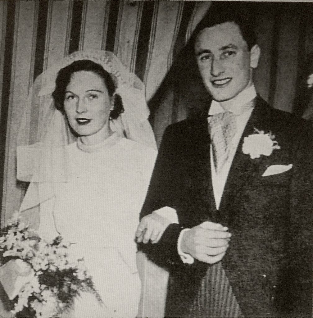 Oppenheimer e sua esposa, Katharine Harrison, durante a cerimônia de casamento (Fonte: Wikimedia Commons)