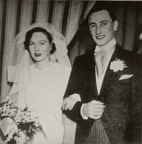 Oppenheimer e sua esposa, Katharine Harrison, durante a cerimônia de casamento (Fonte: Wikimedia Commons)