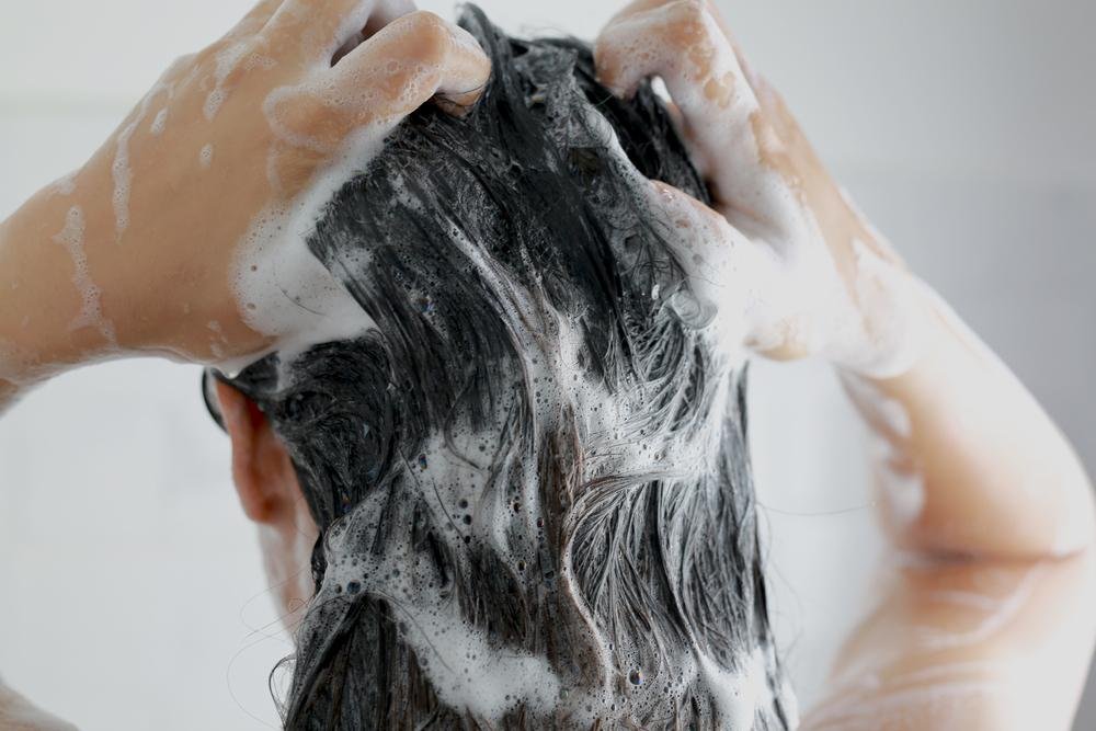 Enxaguar os cabelos também é muito importante para evitar o enfraquecimento dos fios; a umidade constante faz mal para a saúde capilar. FOTO