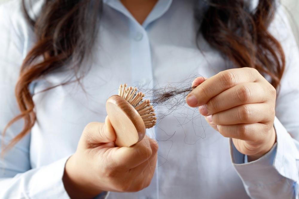 Uma escova errada para o seu tipo de cabelo também pode ser responsável pela queda dos fios, além de gerar volume excessivo e frizz. 