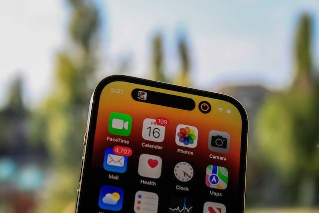 O iPhone 14 Pro tem a Dynamic Island, que disfarça os sensores do Face ID e da câmera frontal na tela. A função deve estar presente em toda a linha do iPhone 15.