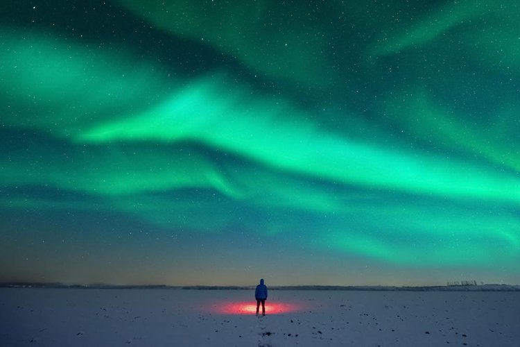 O campo magnético da Terra canaliza os ventos solares nas regiões próximas aos polos magnéticos