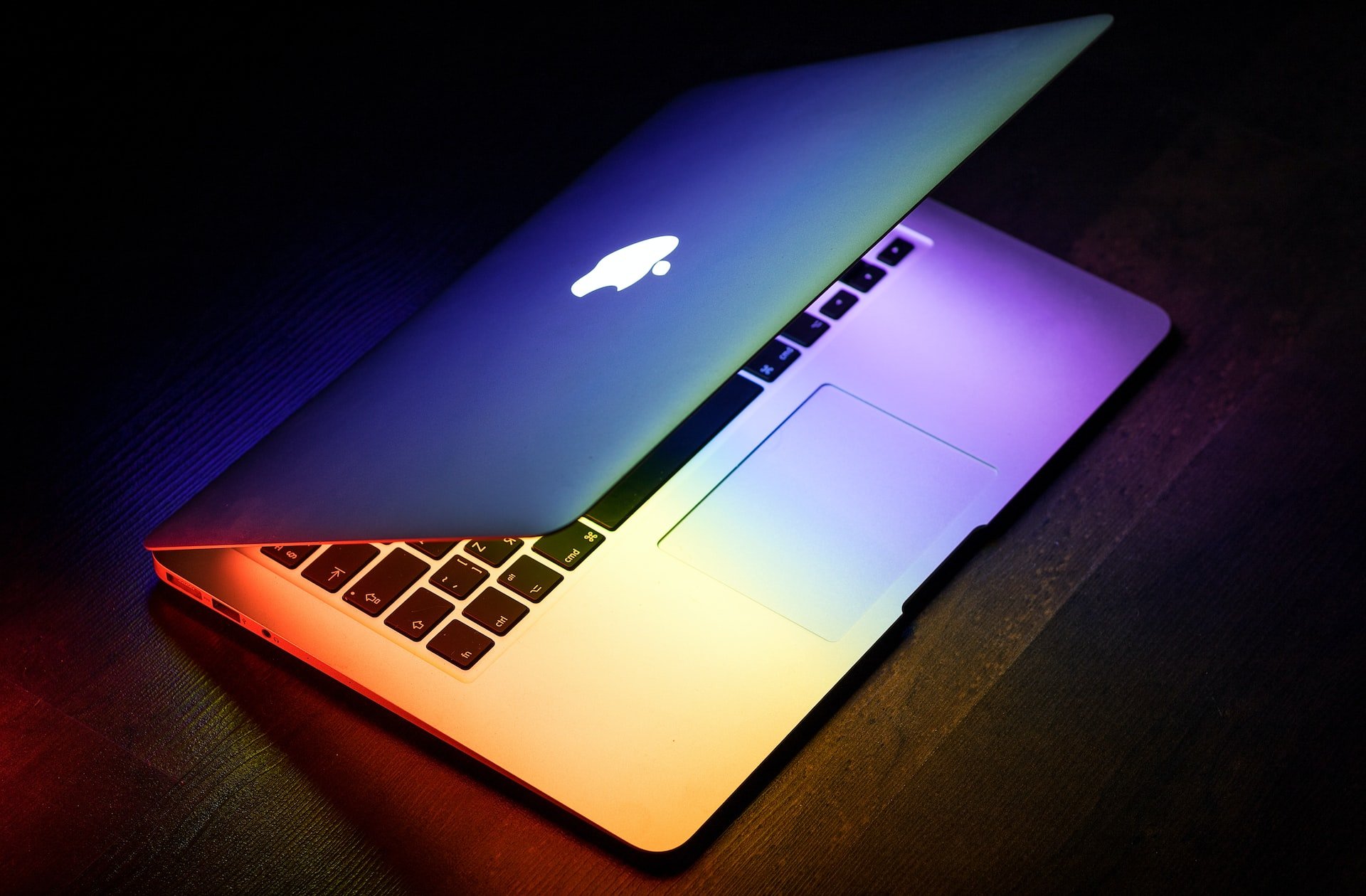Apple pode lançar MacBooks com telas OLED touchscreen - TecMundo