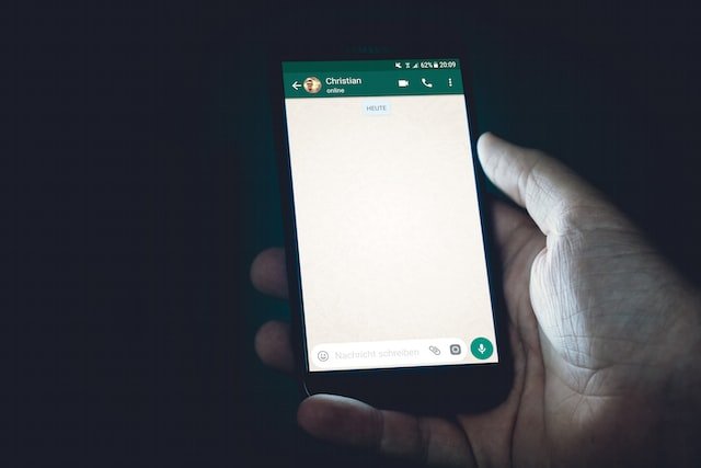 Atualmente, os usuários do WhatsApp precisam apertar e segurar o botão, no modo câmera, para poder gravar vídeos diretamente no aplicativo.