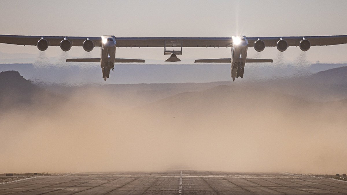 Maior avião do mundo completa teste de voo com novo recorde; veja o vídeo -  TecMundo