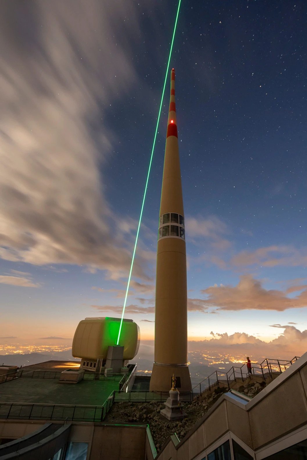 Pesando mais de 3 toneladas, o laser capaz de desviar raios foi instalado na montanha de Säntis, no nordeste da Suíça.