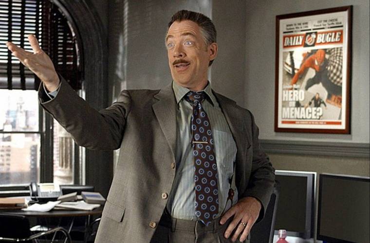 J.K Simmons na pele de J. Jonah em Homem-Aranha 2, de Sam Raimi.
