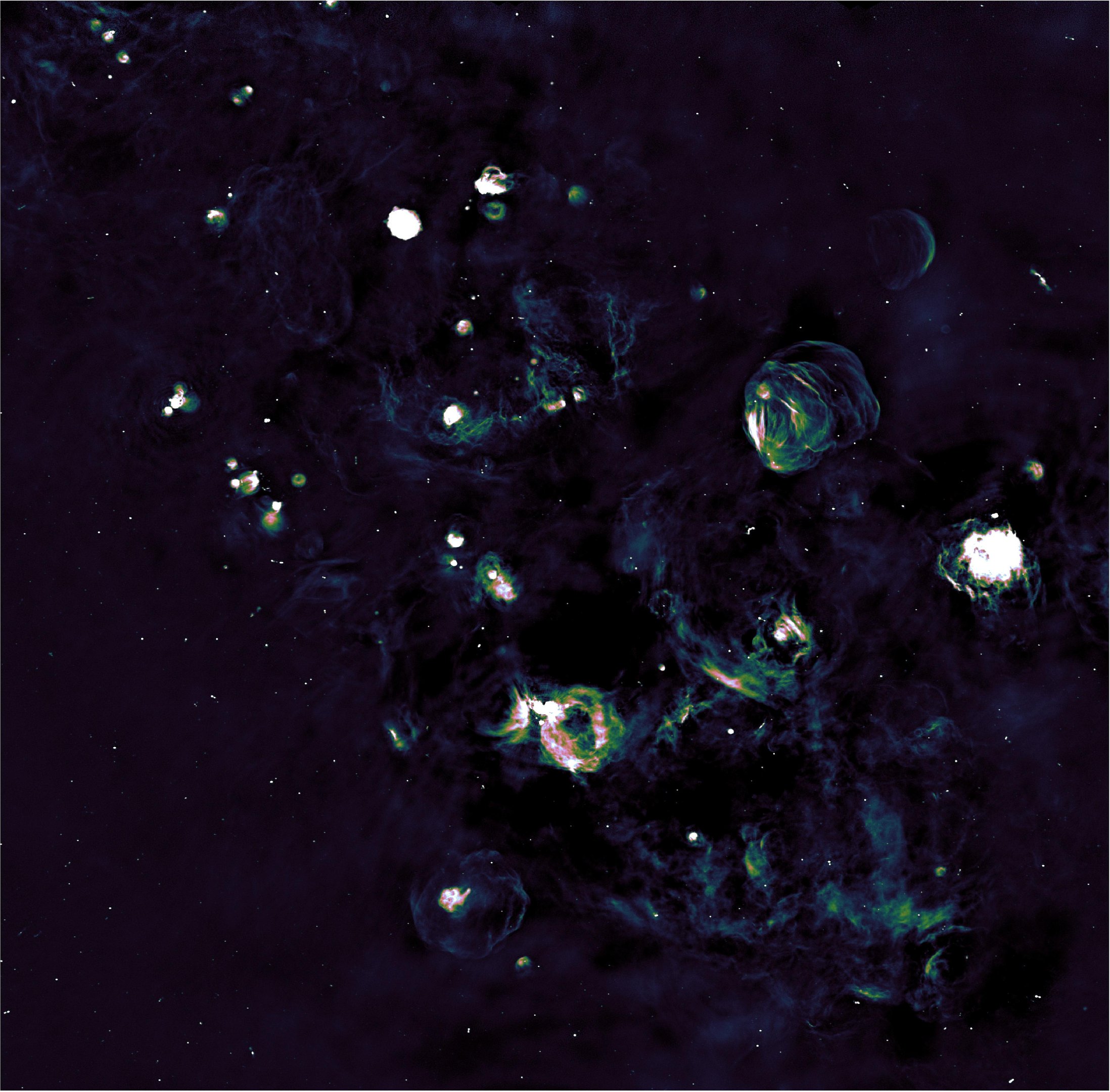 Imagem do telescópio ASKAP, mostrando parte do plano explorado. Os pontos e manchas são as estrelas remanescentes.