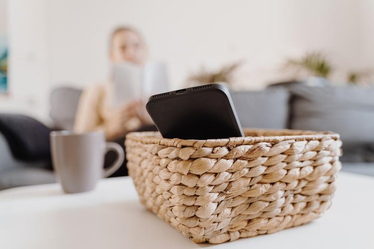 Ficar longe do celular é um modo de evitar a tentação de usá-lo por longos períodos