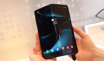 Samsung mostra celular com tela flexível que dobra em 360 graus