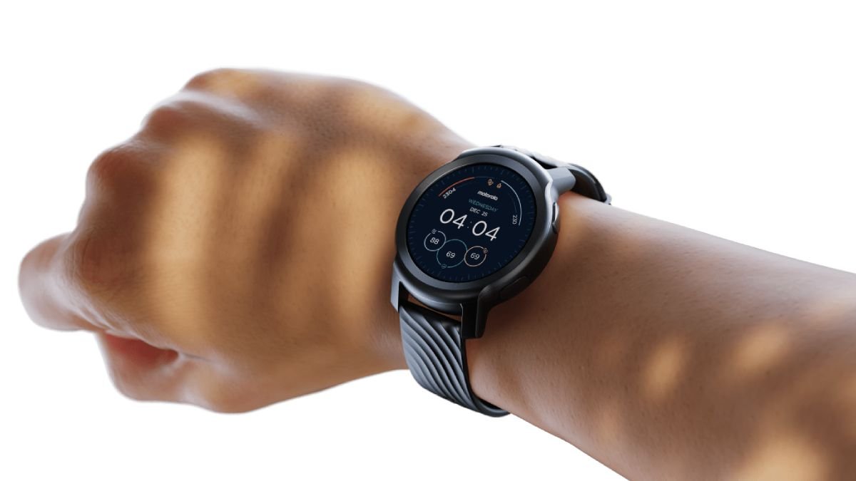 O Moto Watch 100 apresenta um display LCD com iluminação noturna.