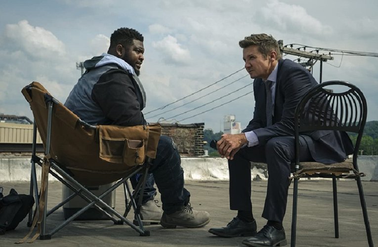 Jeremy Renner e Tobi Bamtefa em novo episódio de Mayor of Kingstown. (Paramount Plus/Reprodução)