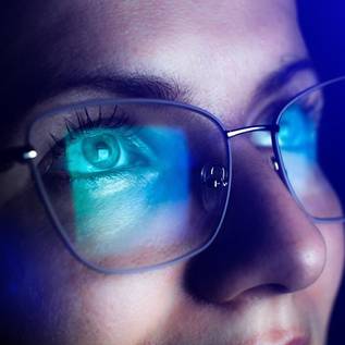 Imagem de O que é a 'famosa' luz azul presente nos dispositivos eletrônicos?