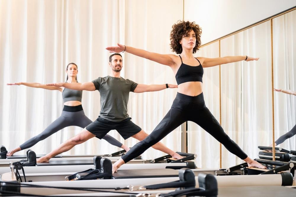 Através dos exercícios de pilates é possível trabalhar a musculatura de todo o corpo (Fonte: Shutterstock)