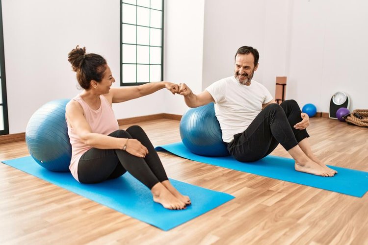 O pilates pode ser realizado no solo ou com equipamento especializado (Fonte: Shutterstock)